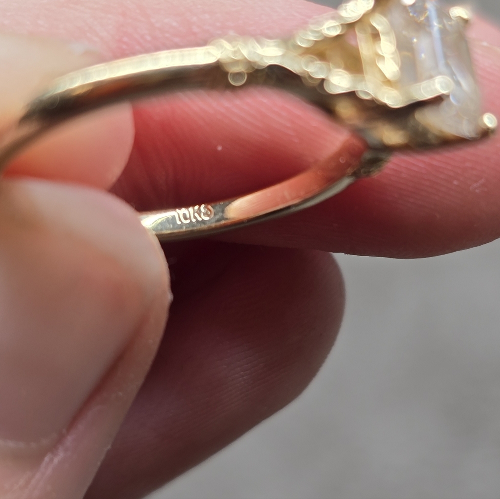 Asscher(Square Emerald) IGI 10 k RING - Picture 5 of 6